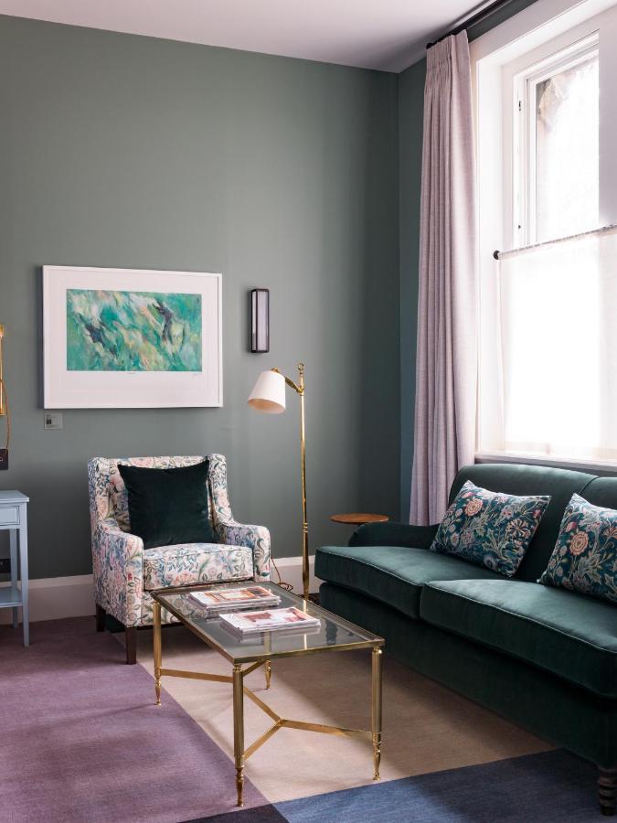 The Observatory Hotel Christchurch Exteriér fotografie A living room with a green sofa