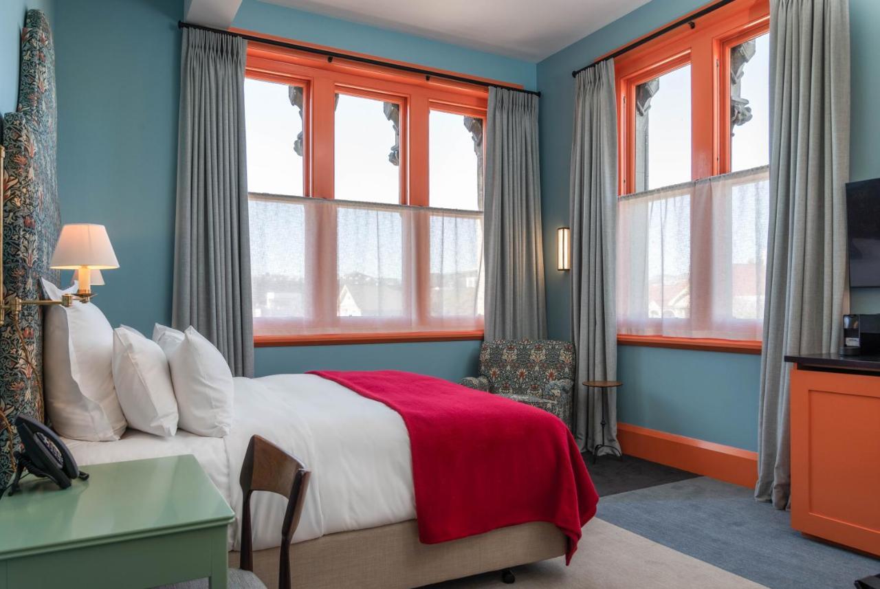 The Observatory Hotel Christchurch Exteriér fotografie A guest room at Hotel Valencia
