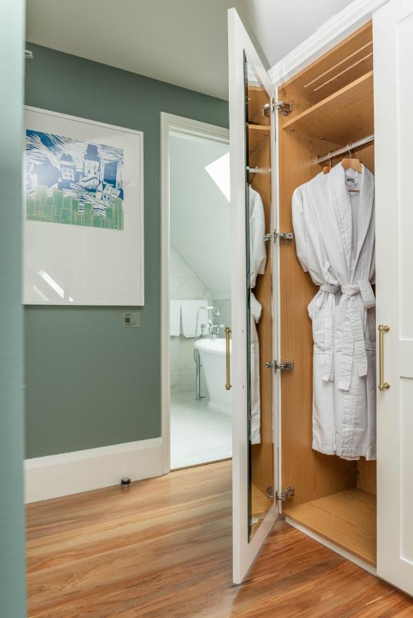 The Observatory Hotel Christchurch Exteriér fotografie A bathrobe hanging on a door