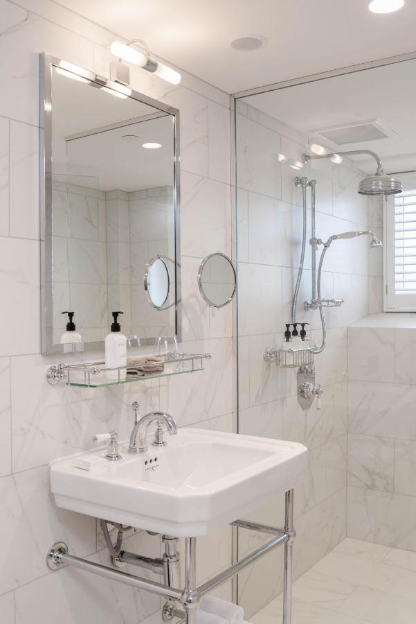 The Observatory Hotel Christchurch Exteriér fotografie A shower with a fixed shower head and a handheld shower head